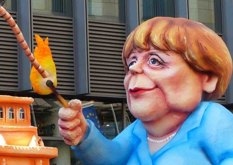 Karykatura Angeli Merkel podczas jednej z manifestacji Niemieckie media: Rozliczyć Merkel za jej katastrofalną politykę