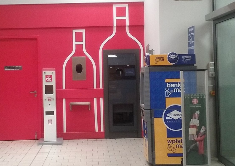 Automat przyjmujący butelki zwrotne w Tomaszowie Mazowieckim w Polsce Plastikowe butelki to dopiero początek. Już od stycznia kolejny produkt objęty kaucją