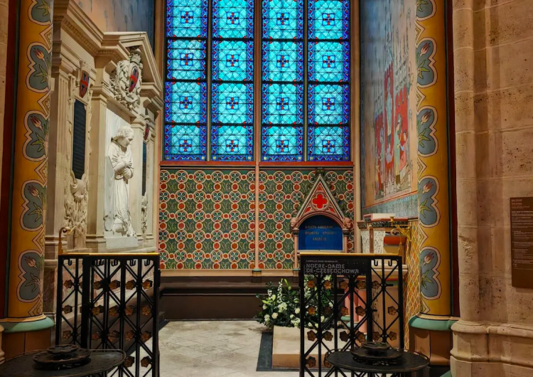 Wnętrze katedry Notre Dame Wprowadzenie Ikony Jasnogórskiej do katedry Notre-Dame. Polska Misja Katolicka prowadzi zapisy