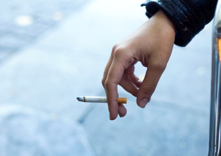 papieros Koniec z dymkiem na balkonie? Posłowie chcą zakazać palenia przed własnym mieszkaniem