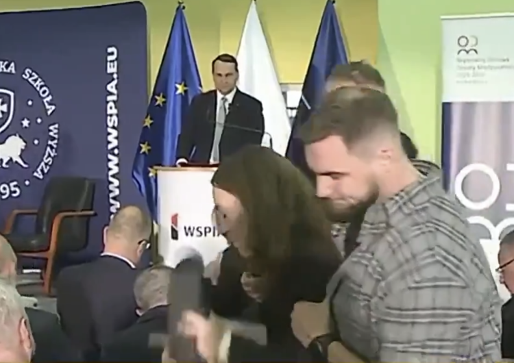 Kobieta wyprowadzona siłą ze spotkania z Radosławem Sikorskim Szokujące zdarzenie na konferencji Sikorskiego. Ochroniarze wynieśli kobietę zadającą pytania o Strefę Gazy