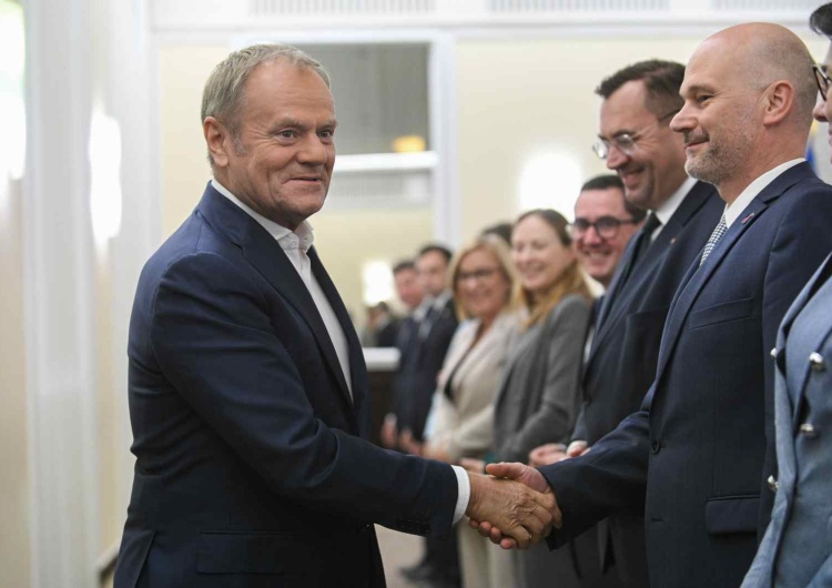 Donald Tusk podczas posiedzenia swojego gabinetu Donald Tusk ma gest. Darmowe mieszkania dla wicepremierów i ministrów
