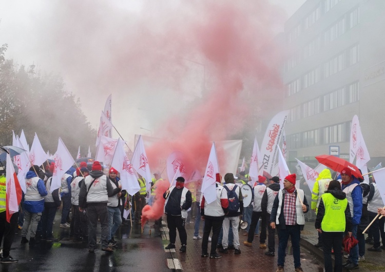 Manifestacja Solidarności przed siedzibą spółki Enea w Poznaniu Krzysztof Gonerski, Solidarność w Enei: „Ogłaszamy pogotowie strajkowe w całym kraju”