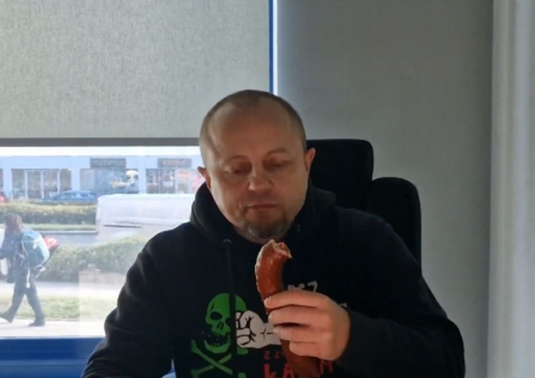 Cezary Krysztopa Mamy nagranie incydentu z kiełbasą podczas rozprawy Kaja Godek – Bart Staszewski