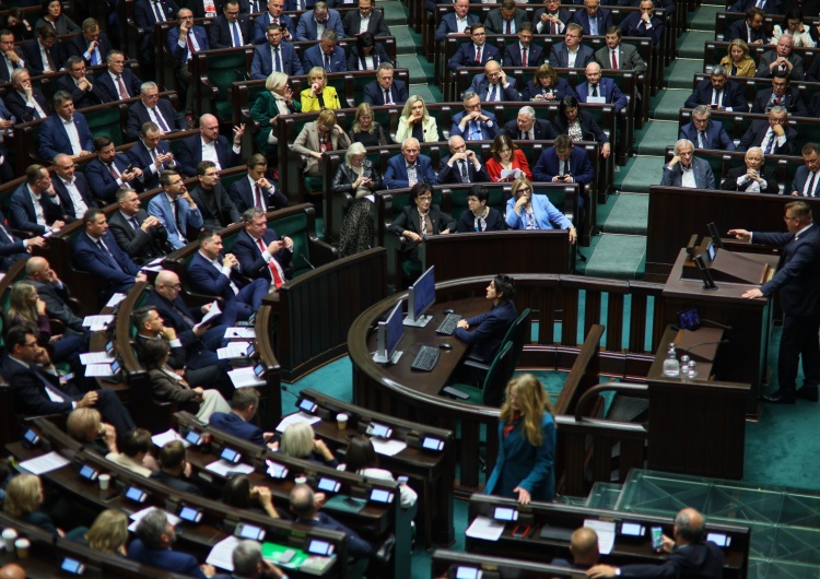 Obrady Sejmu RP Przetasowania na szczycie, rządzenie niemożliwe bez Konfederacji. Zobacz najnowszy sondaż