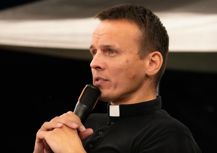 Ks. Rafał Główczyński Nowa inicjatywa słynnego Księdza z Osiedla. Otwiera kawiarnię w dawnej agencji towarzyskiej
