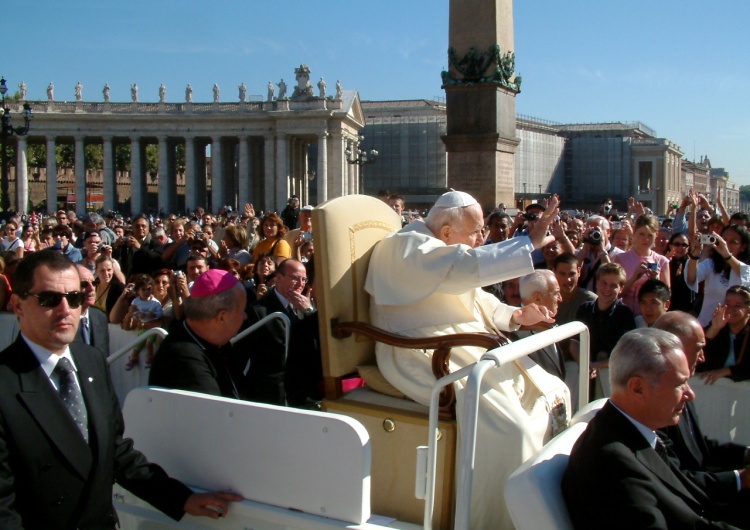 Jan Paweł II na placu św. Piotra, 2004 [wywiad[ „Św. Jan Paweł II. Prorok nadziei” — odpowiedź Kościoła na kryzys sensu