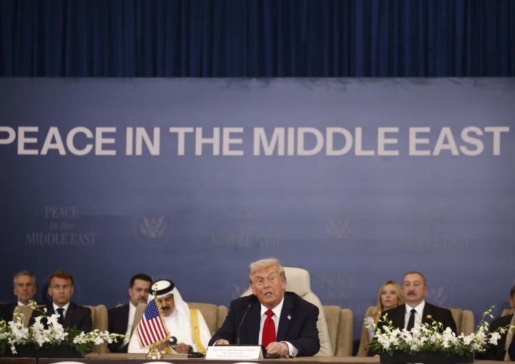 Donald Trump podczas ceremonii podpisania traktatu pokojowego w Szarm el-Szejk