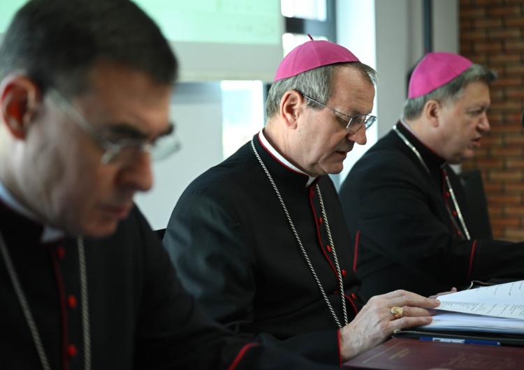 Od lewej: bp Marek Marczak, abp Tadeusz Wojda, abp Józef Kupny Przewodniczący oraz Rzecznik KEP o tematach 402. Zebrania Plenarnego KEP