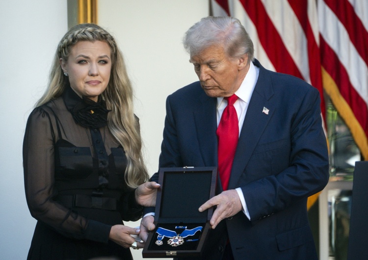 Żona Charliego Kirka odbiera pośmiertne odznaczenie Charlie Kirk pośmiertnie oznaczony najwyższym oznaczeniem cywilnym
