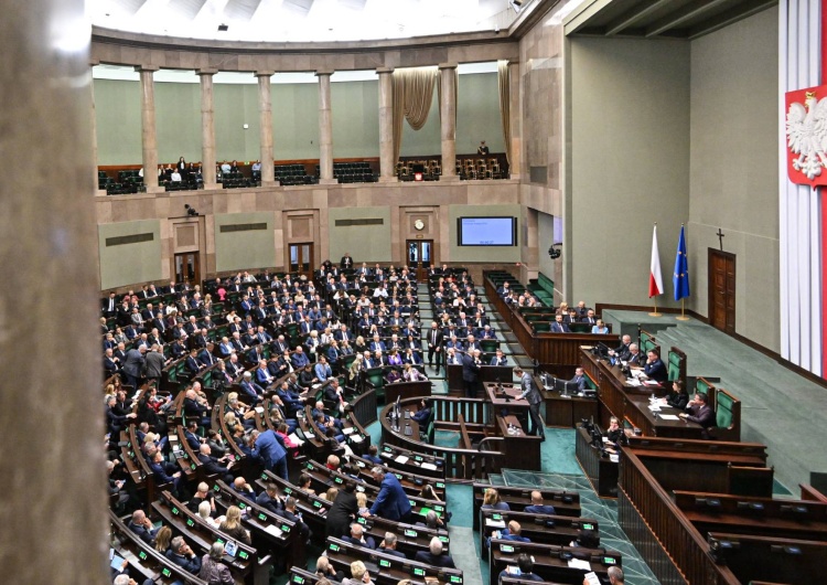 Obrady Sejmu RP Spadek KO, wzrost PiS i duża niespodzianka w Sejmie. Najnowszy sondaż zaskakuje