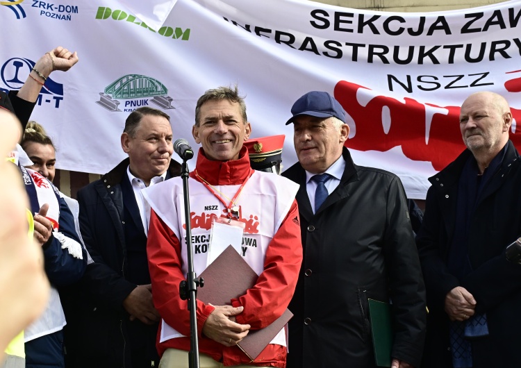 Protest kolejarskiej Solidarności przed Ministerstwem Infrastruktury 15 października 2025 r. Pikieta kolejarskiej Solidarności. Związkowcy mówią