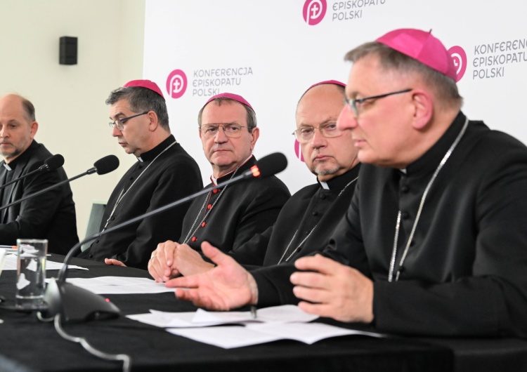 Od lewej: Leszek Gęsiak, Wojciech Osial, Tadeusz Wojda, Sławomir Oder, Krzysztof Zadarko Zakończyło się 402. Zebranie Plenarne KEP. Biskupi wydali oświadczenie