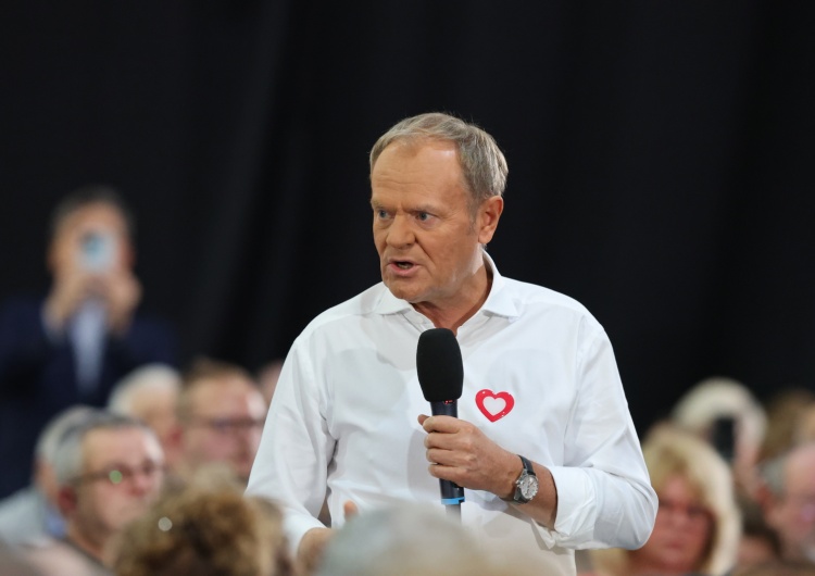 Donald Tusk „Pani naprawdę przeszkadza”. Incydent na wiecu Tuska 
