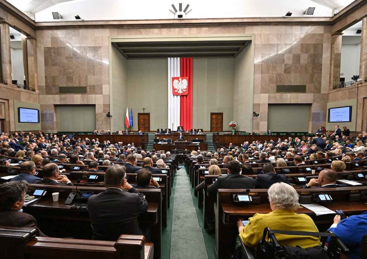 Co Polacy sądzą o zakazu sprzedaży alkoholu w Sejmie? Zakaz alkoholu w Sejmie. Polacy odpowiedzieli
