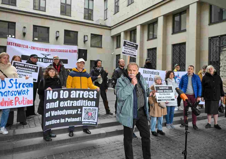 Pikieta przed Sądem Okręgowym w Warszawie w obronie Wołodymyra Z. AfD uderza w Sławomira Cenckiewicza