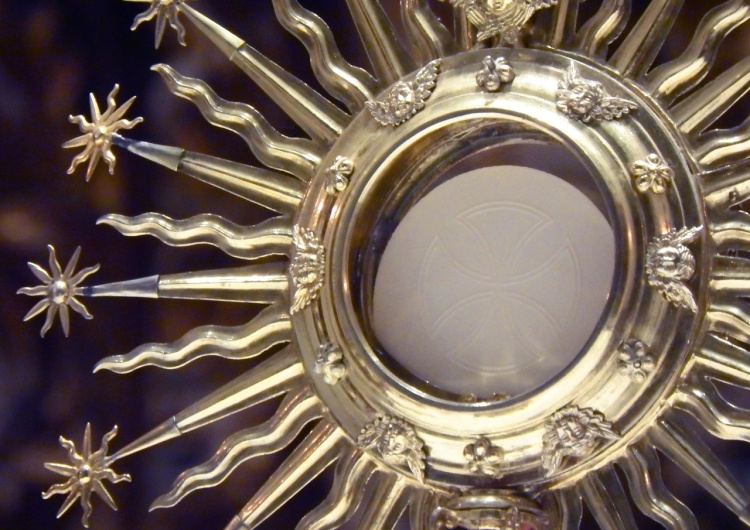 Monstrancja/zdjęcie poglądowe Tysiące ludzi na procesji eucharystycznej w Nowym Jorku