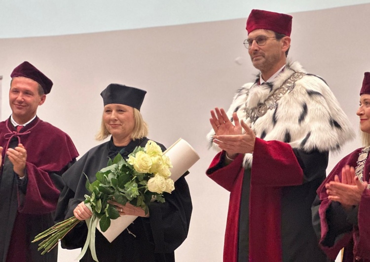Věra Jourová z doktoratem honoris causa Uniwersytetu Łódzkiego Zgruzowała polskie sądownictwo. Otrzymała doktorat honoris causa Uniwersytetu Łódzkiego