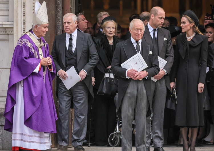 Książę Andrzej wraz z królem Karolem III Pałac Buckingham. Stało się. Książę rezygnuje