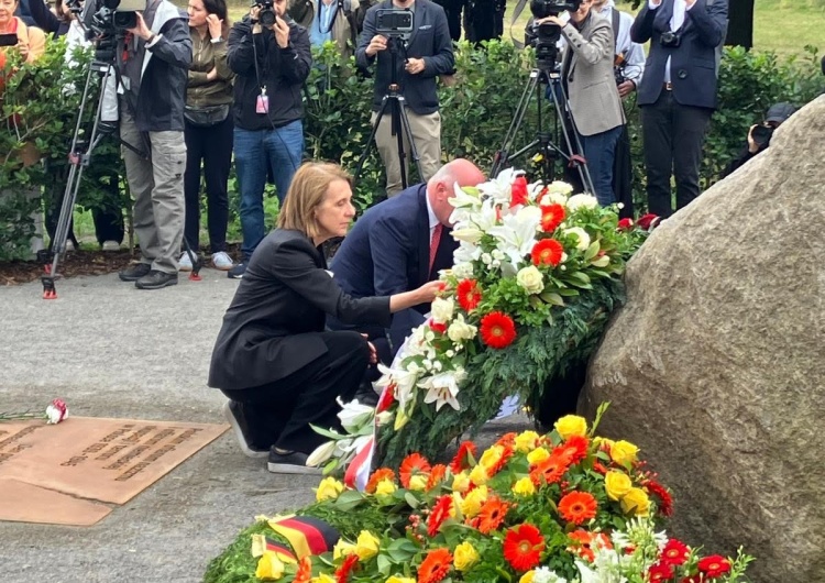 Upamiętnienie polskich ofiar II wojny światowej w Berlinie Postawił w Berlinie kamień zamiast pomnika ku czci pomordowanych Polaków. Został odznaczony polskim orderem