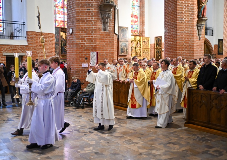 Ingres bp. Wojciecha Skibickiego do katedry św. Mikołaja w Elblągu  Ingres bp. Skibińskiego do katedry w Elblągu [video]