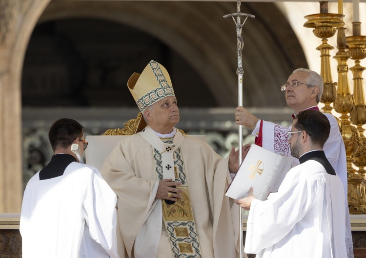 Papież w czasie kanonizacji Papież ogłosił świętymi siedmioro błogosławionych z czterech kontynentów
