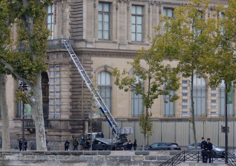 Spektakularna kradzież klejnotów w Luwrze. Złodzieje zgubili po drodze koronę cesarzowej