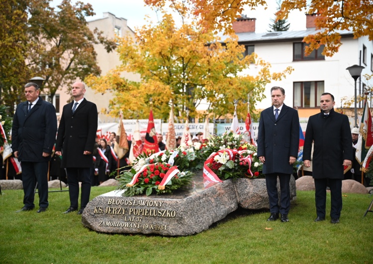 Piotr Duda, Grzegorz Adamowicz, Bartłomiej Mickiewicz i Maciej Kłosiński przy grobie ks. Jerzego Popiełuszki Na warszawskim Żoliborzu rozpoczęły się uroczystości związane z 41. rocznicą śmierci bł. ks. Jerzego Popiełuszki