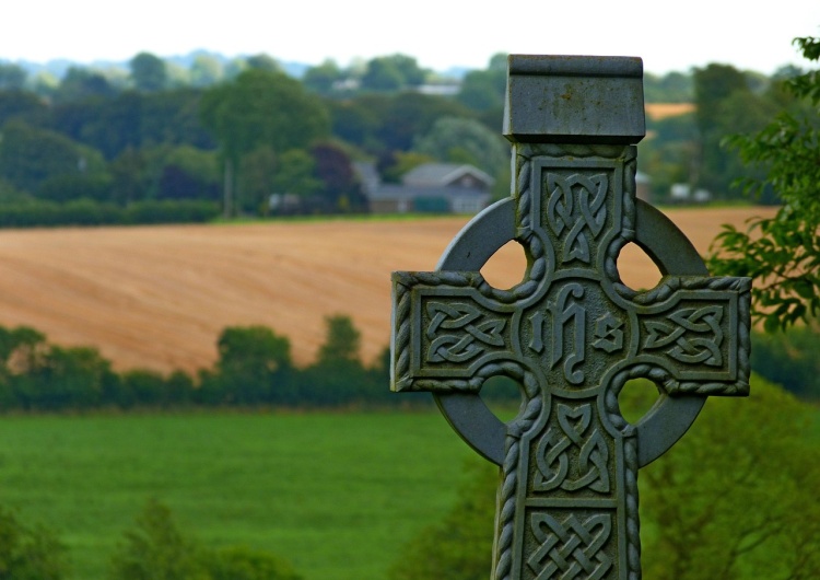 Krzyż celtycki Irlandzka młodzież powraca do katolicyzmu