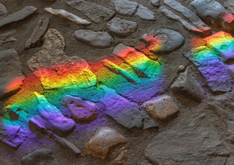 kolory flagi LGBTQ odbite na posadzce ZDF zapowiada transmisję Mszy queer z niemieckiej parafii 