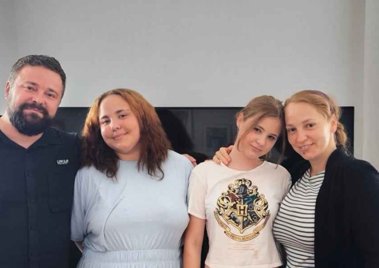 Daniel i Bianca Samson z córkami Chrześcijańscy rodzice pozwali Szwecję. Państwo zabrało im dzieci i oskarżyło o „ekstremizm religijny”