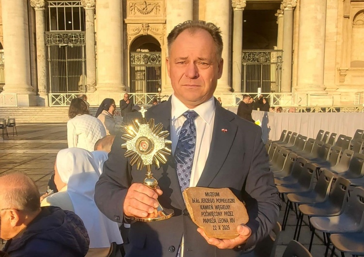 Marek Popiełuszko z relikwiami i kamieniem węgielnym Leon XIV pobłogosławił kamień węgielny pod Muzeum bł. ks. Jerzego Popiełuszki w Okopach