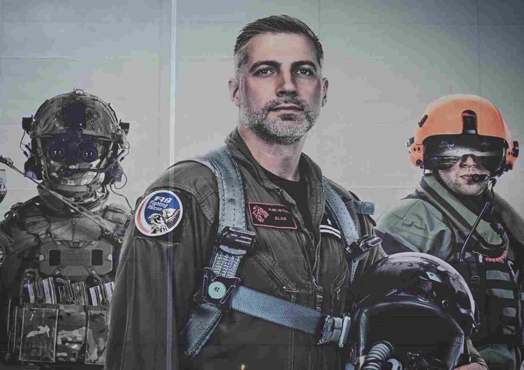 Warszawa, 29.08.2025. Plakat z pilotem Wojska Polskiego majorem Maciejem „Slab” Krakowianem Marek Migalski ukarany upomnieniem po skandalicznym wpisie o zmarłym pilocie F-16
