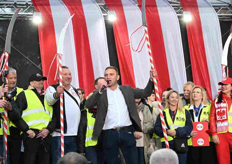 Robert Bąkiewicz podczas wiecu PiS 11 października 2025 r.  Robert Bąkiewicz odpowiada na atak: Kosy na sztorc!