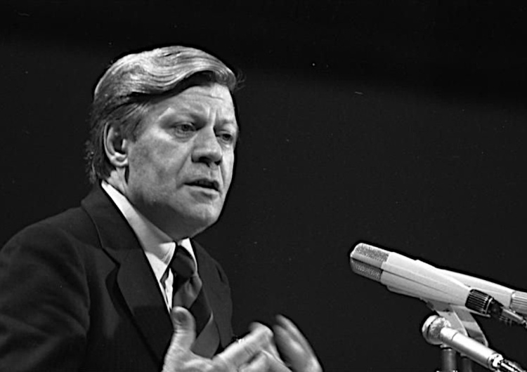 Helmut Schmidt Były kanclerz Niemiec z przeszłością w Hitlerjugend: To uniemożliwia przywództwo Niemiec w Europie