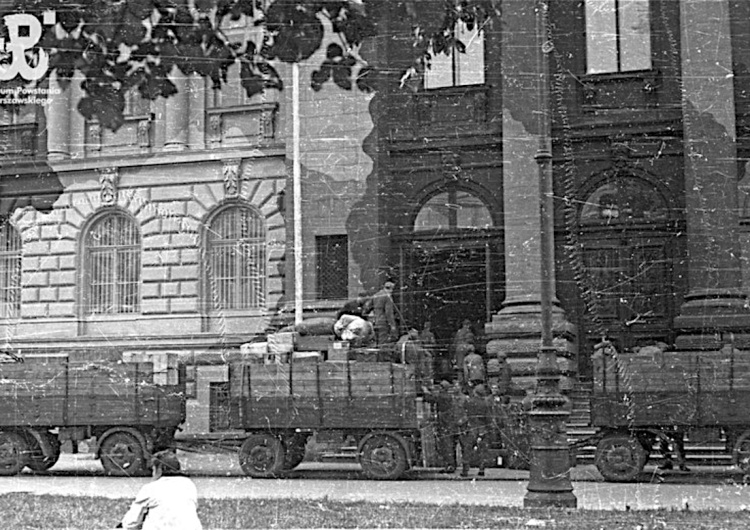 Niemcy ładują na przyczepy zbiory Towarzystwa Zachęty Sztuk Pięknych. Warszawa 1944 W ostatnich 25 latach Niemcy realizowały dziesięć razy więcej restytucji dóbr kultury do Niemiec niż do Polski