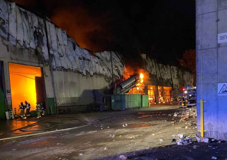 Płonęła hala Zakładu Utylizacji Odpadów w Elblągu Ogromny pożar w Elblągu. Są nowe informacje