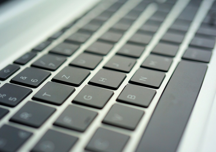 Klawiatura w laptopie Niecodzienna awaria we Włoszech. Tysiące mieszkańców odciętych od sieci
