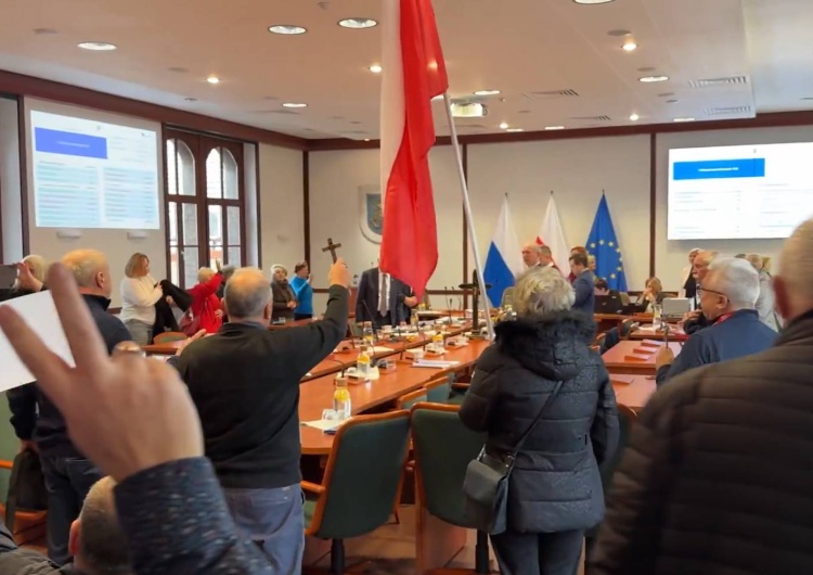 Protesty w legnickim ratuszu Legnica: Mieszkańcy protestują przeciwko zdjęciu krzyża w ratuszu