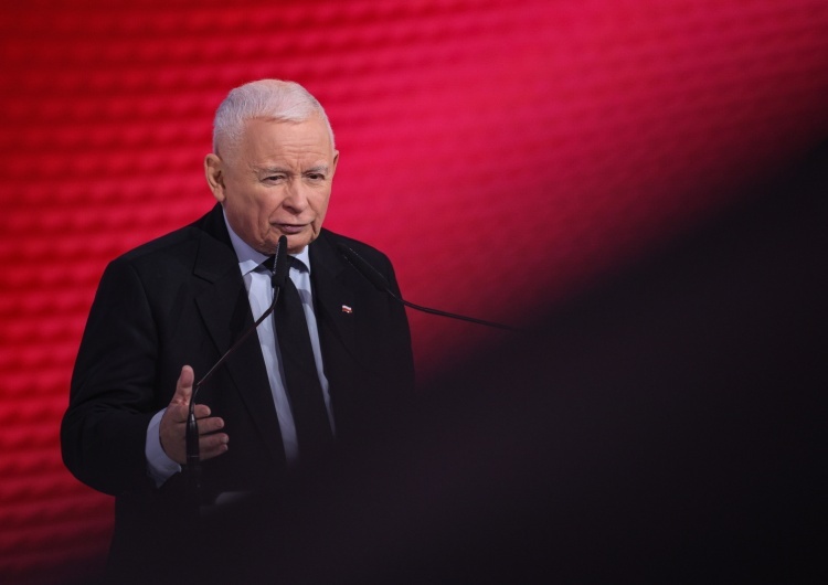 Jarosław Kaczyński Sprzedaż gruntów pod CPK. Jarosław Kaczyński zawiesza dwóch posłów