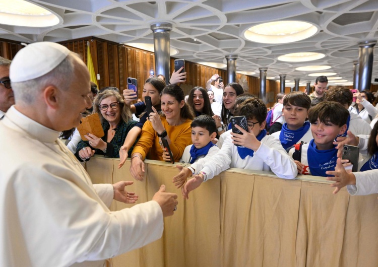 Leon XIV i uczniowie  Jubileusz Oświaty. Leon XIV do uczniów: Nie pozwólcie, by algorytm pisał waszą historię