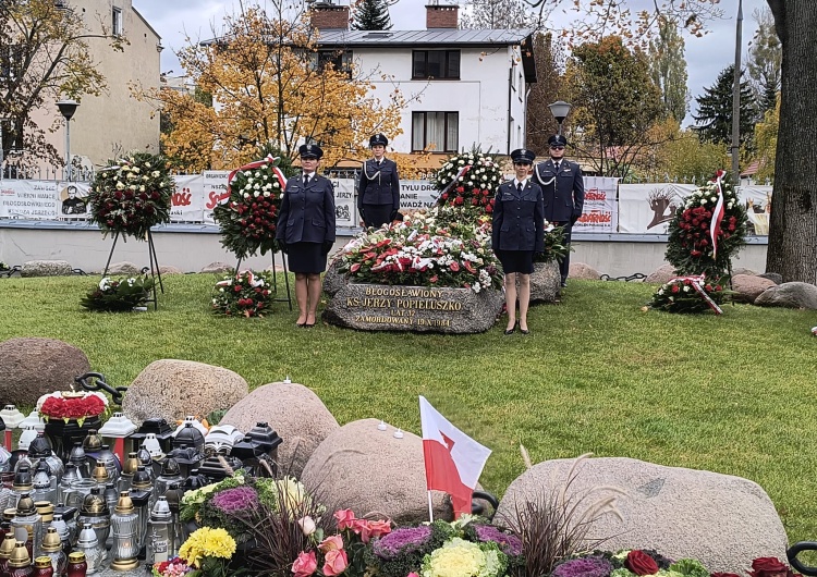 Warta honorowa przy grobie bł. ks. Jerzego Popiełuszki Więziennicy z Solidarności wystawili wartę honorową przy grobie bł. ks. Jerzego Popiełuszki