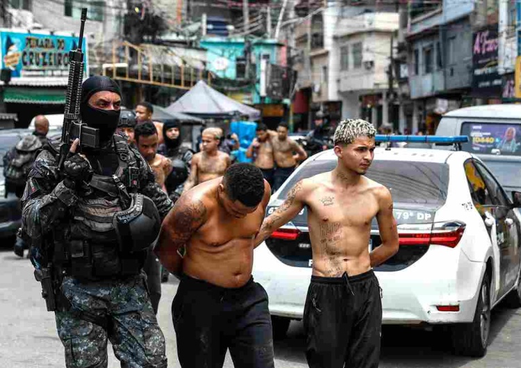 Wojna na ulicach Rio de Janeiro Wojna policjantów z gangsterami na ulicach. Zginęło ponad 130 ludzi