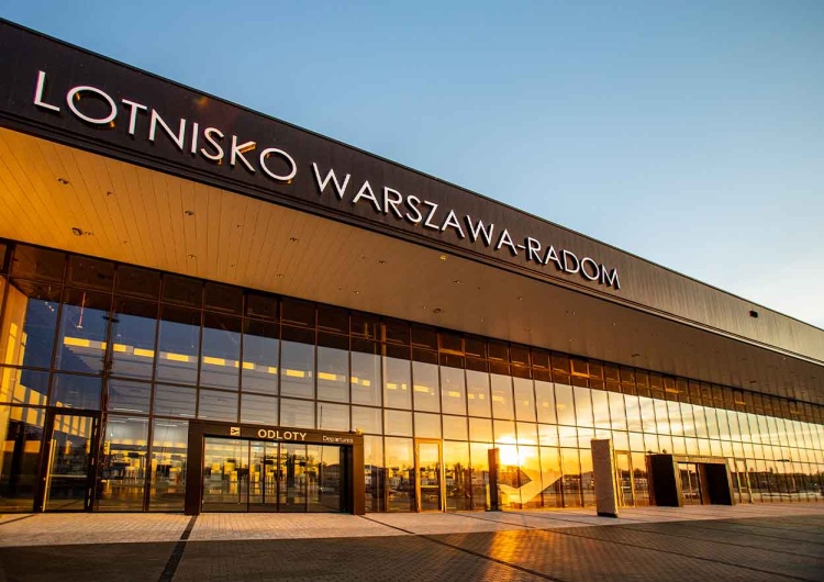 Wejście do nowego Lotniska Warszawa-Radom – zdjęcie ilustracyjne Polska poderwała myśliwce. Zamknięto dwa lotniska