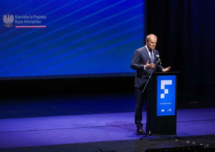 Donald Tusk Plan Tuska na utrzymanie się przy władzy. Emocjonalna kampania „My kontra Oni”