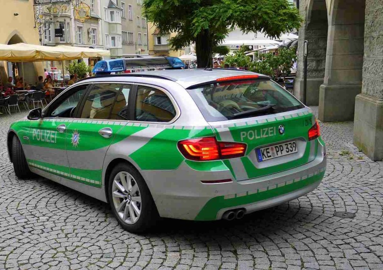 Radiowóz niemieckiej policji (zdj. ilustracyjne)  Z niemieckiego magazynu zniknęło porsche, setki pralek i fortepian. Zatrzymani Polacy 