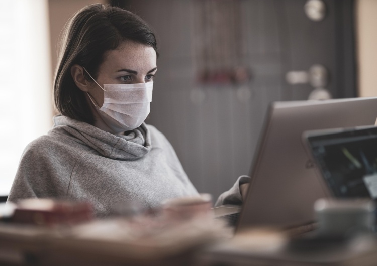 Kobieta w maseczce przed laptopem E-rejestracja pacjentów a bezpieczeństwo naszych danych