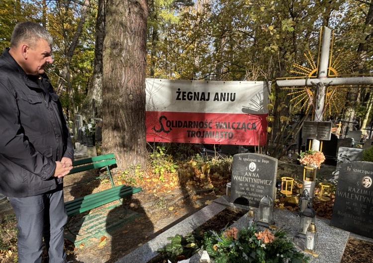 Solidarność pamięta. Grzegorz Adamowicz zapalił znicze na grobach Anny Walentynowicz, Macieja Płażyńskiego i Żołnierzy Niezłomnych