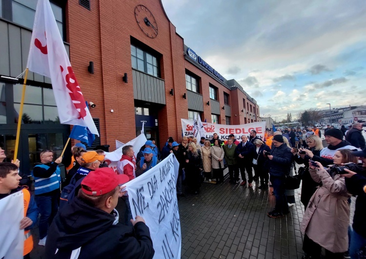 Pikieta kolejarzy w Siedlcach „Nie dla likwidacji zakładów linii kolejowych”. W Siedlcach protestowali zrzeszeni w Solidarności pracownicy PKP PLK