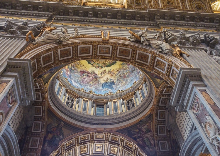 Bazylika św. Piotra Nie trzeba mieszkać na stałe w Rzymie. Bazylika św. Piotra prowadzi nabór do służby liturgicznej